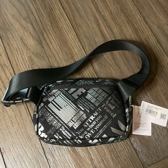 NWT everywhere belt bag 1L lululemon manifesto print - Picture 3 of 6